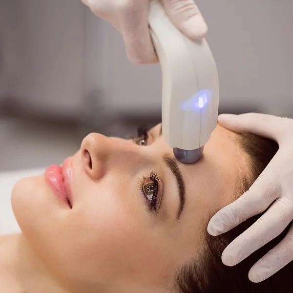 Une femme reçoit un traitement facial au laser, améliorant la texture de sa peau avec Laser Ultra MD.