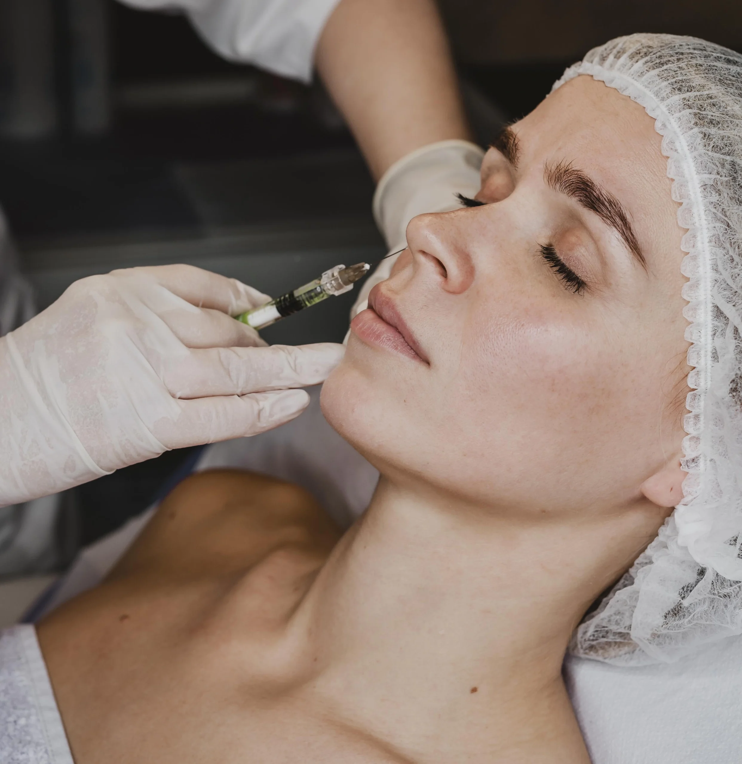 femme-recevant-un-traitement-de-beaute-du-visage-au-spa-1